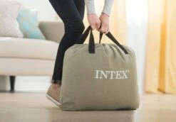 Intex Deluxe Pillow Rest Raised Luchtbed - Queensize - Ingebouwde Elektrische Pomp 16 Intex Deluxe Pillow Rest Raised Luchtbed - Queensize - Ingebouwde Elektrische Pomp -Buiten Kamperen Winkel 1320 1900 64136 inuse1 2017 300