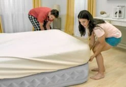 Intex Supreme Air Flow Luchtbed - Eenpersoons - Ingebouwde Elektrische Pomp 20 Intex Supreme Air Flow Luchtbed - Eenpersoons - Ingebouwde Elektrische Pomp -Buiten Kamperen Winkel 1320 1900 64488 inuse1 2020 300