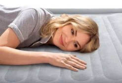 Intex Comfort Plush Luchtbed - Eenpersoons - Ingebouwde Elektrische Pomp 19 Intex Comfort Plush Luchtbed - Eenpersoons - Ingebouwde Elektrische Pomp -Buiten Kamperen Winkel 1320 1900 67766 inuse4 2022 300