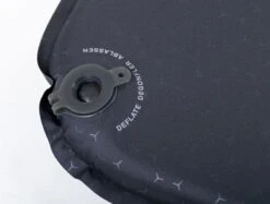 Exped SIM 3.8 LW Zelfopblazende Slaapmat -Buiten Kamperen Winkel 1441 1900 sim black valve close 1