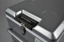 Engel MT45F-S Compressor Koelbox - 40 Liter 15 Engel MT45F-S Compressor Koelbox - 40 Liter -Buiten Kamperen Winkel 1900 2849 mt45fs verschluss detail