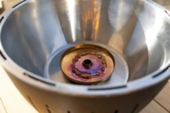 LotusGrill XL Hybrid Houtskoolbarbecue - Rood 17 LotusGrill XL Hybrid Houtskoolbarbecue - Rood -Buiten Kamperen Winkel lotusgrill binnenkant pitje 3