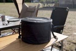 LotusGrill XL Hybrid Houtskoolbarbecue - Rood 24 LotusGrill XL Hybrid Houtskoolbarbecue - Rood -Buiten Kamperen Winkel lotusgrill in hoes